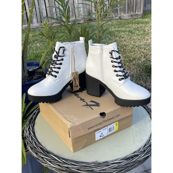 NEW With Box! Seven7Footwear. Flatiron, Off-White Boot. Size 9. Zip On Side. - Picture 3 of 7
